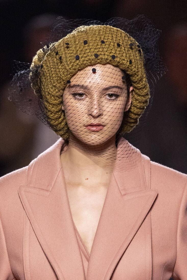 <p>Heritage, cool: Die Mütze mit Tüllschleier ist inspiriert von Adele Casagrande Fendi, die Hüte mit Schleier liebte.</p>