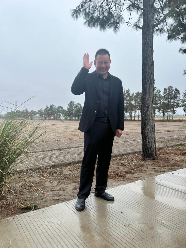 <p>He Mingbing ist Bauer in der Nähe von Shanghai und glücklicher Besitzer eines Mercedes.</p>