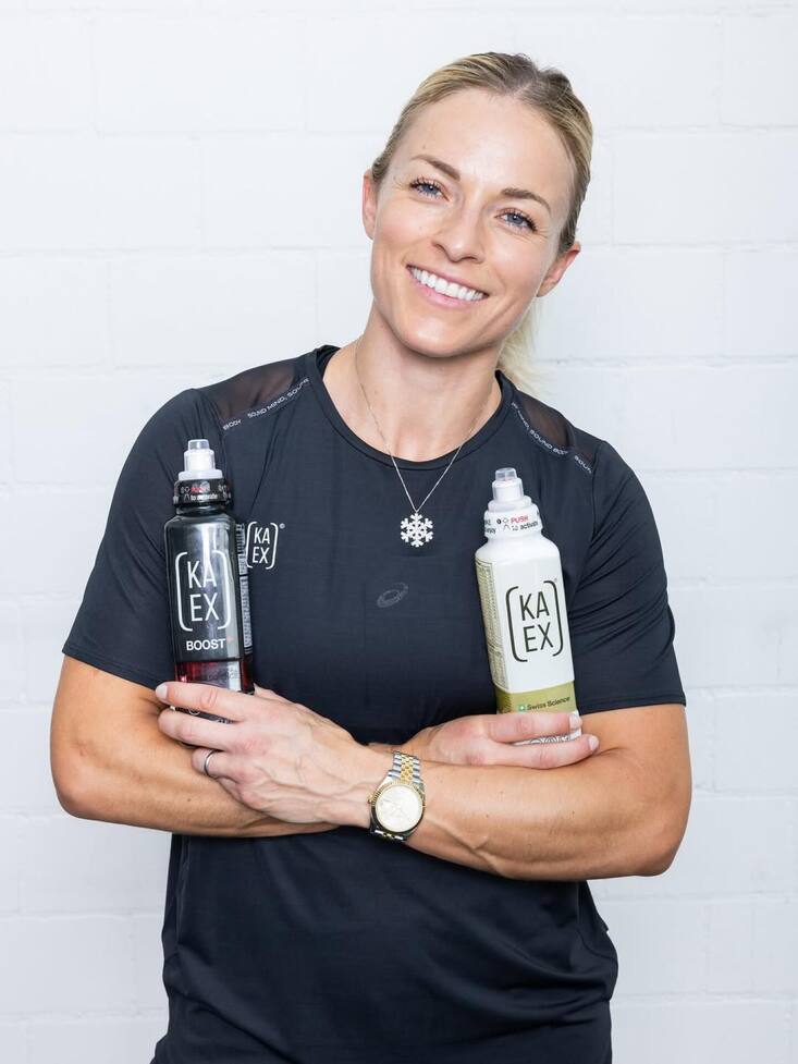 <p>Lara Gut-Behrami mit beiden Ka-Ex-Produkten Boost+ und Recharge+.</p>