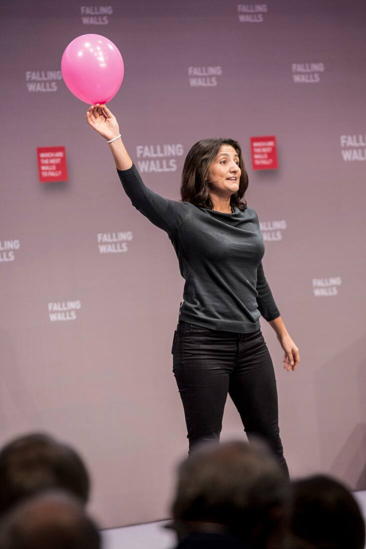 09. November 2015, Berlin, Deutschland. FALLING FALLS FOUNDATION Foto: KAY HERSCHELMANN Mobil: +49 (0)171 26 73