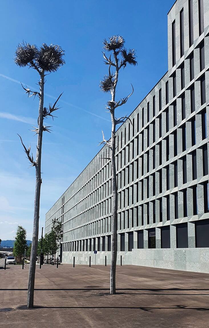 Great White, Videoprojektion, 2017/18, Ursula Palla > Videostill; Ursula Palla Empty Garden 2, Videoinstallation, 2020, Ursula Palla > Foto; Ursula Palla Listen to the Flowers, Aluminium und Bronze mit Waffenstahl, 2022, Ursula Palla > Foto Ursula Palla