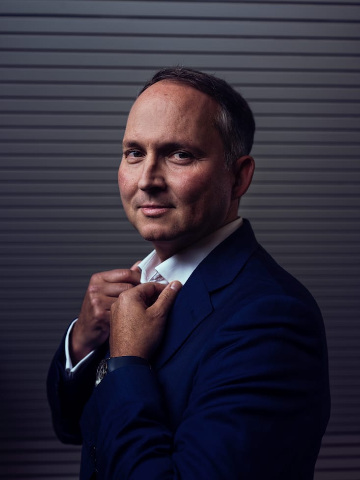 Während sein Vater als Bauchmensch beschrieben wird, gilt Simon Michel als strukturiert und zielgerichtet.