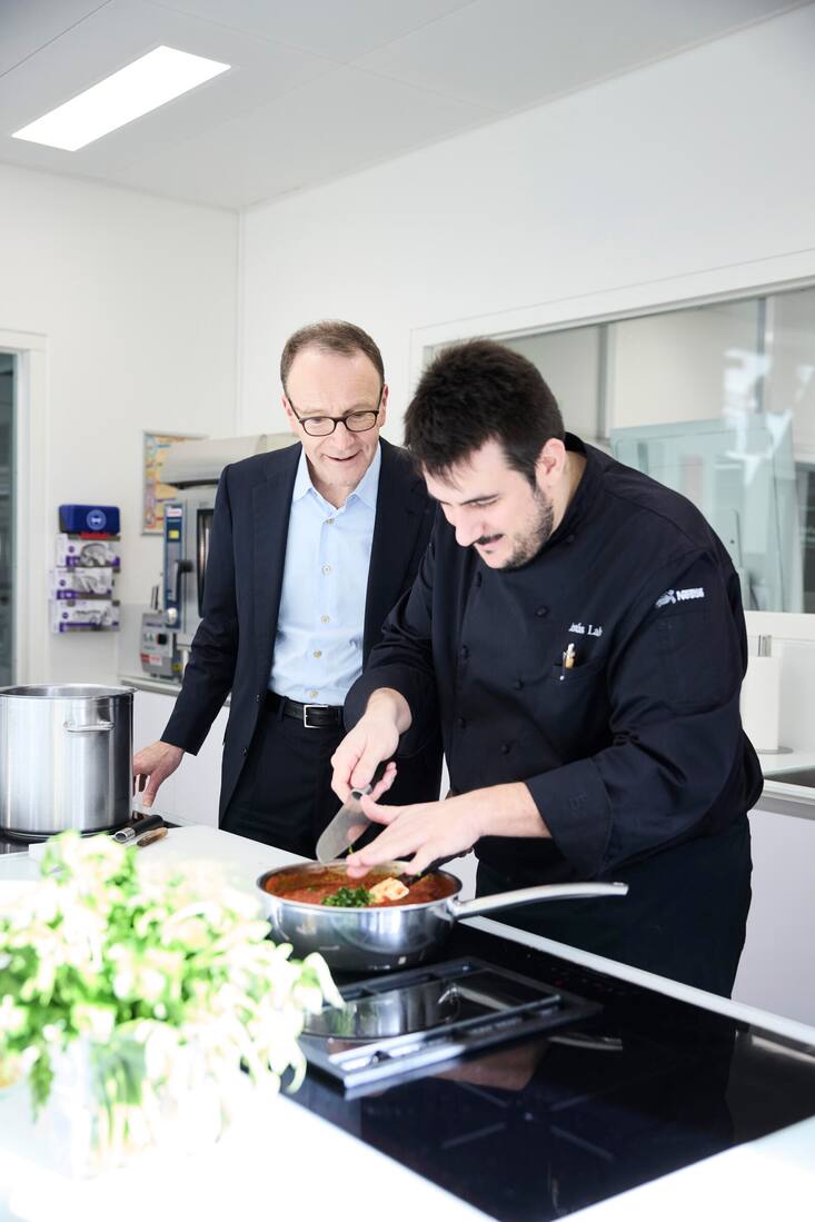 Mark Schneider mit Versuchskoch Jesus Lahoz. Insgesamt beschäftigt Nestlé 34 Köche mit verschiedenstem Background.