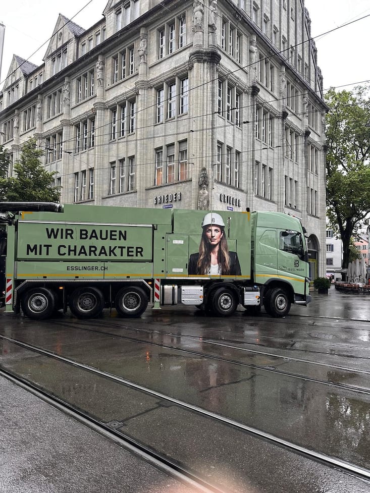 Gesichtauf dem BaggerDer Saugbagger ist eins der wichtigsten Geräte im Tiefbau, also viel unterwegs. Mitsamt Marketing für Esslinger.