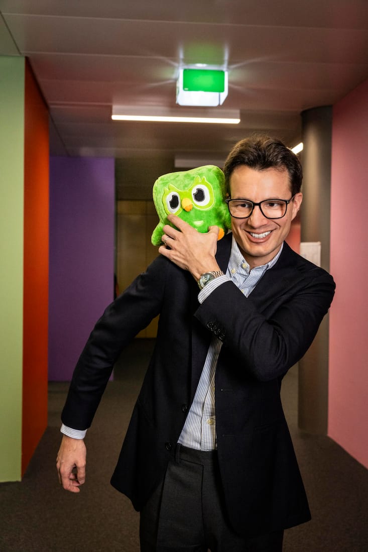 Maskottchen«Wir sind alle Nerds und wollten den Roboter. Dann zeigten wir die Entwürfe unseren Partnerinnen. Also wurde es die Eule.»
