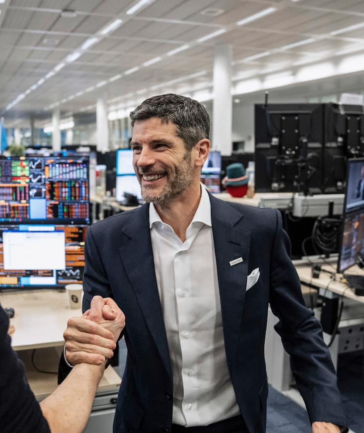 zugänglichRund 500 Shakehands nach dem Antritt – der neue CEO sucht den Kontakt zur ­Belegschaft. Viele Mitarbeiter hatten seit Jahren keinen ­hohen Chef mehr ­persönlich gesehen.