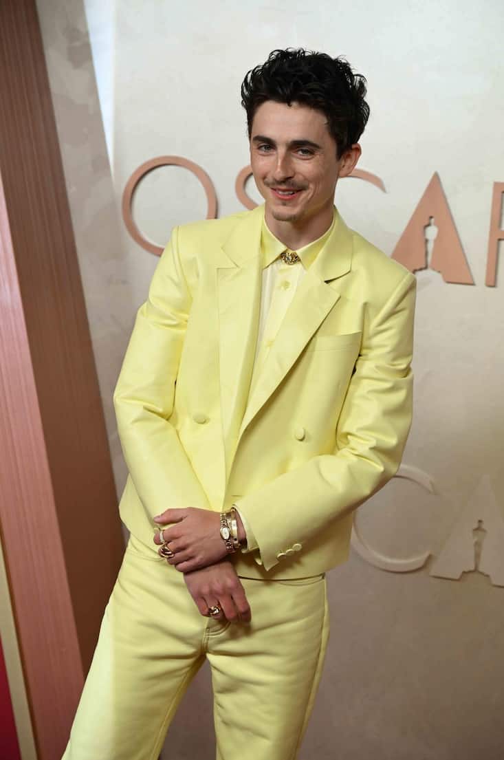 Eine kleine, zierliche Dresswatch am Handgelenk von Star Timothée Chalamet an den Oscars 2025: Eine Baignoire.