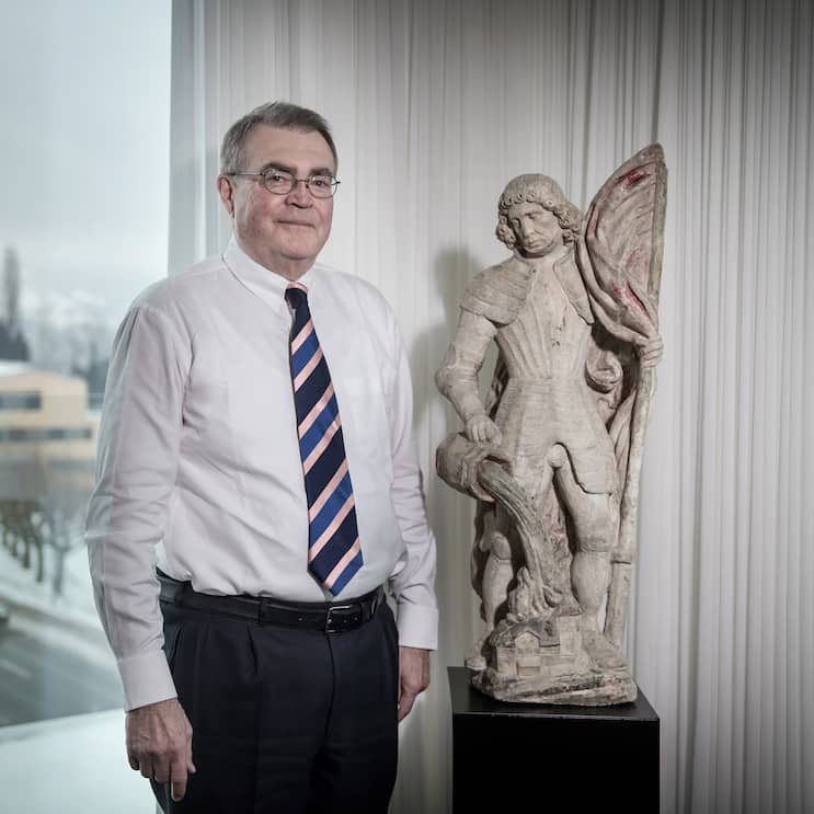 Alfred Schindler mit einer Statue des heiligen Florian am Sitz der Schindler holding in Hergiswil. NÃHERE ANGABEN DAZU WEISS AUTOR ROMAN SCHENKEL ... Das Bild entstand am Donnerstag, 19. Januar 2017(Pius Amrein / Neue LZ)Wirtschaft, Steuern, Lift, AufzÃ¼ge, Lifte, Fahrstuhl, FahrstÃ¼hle