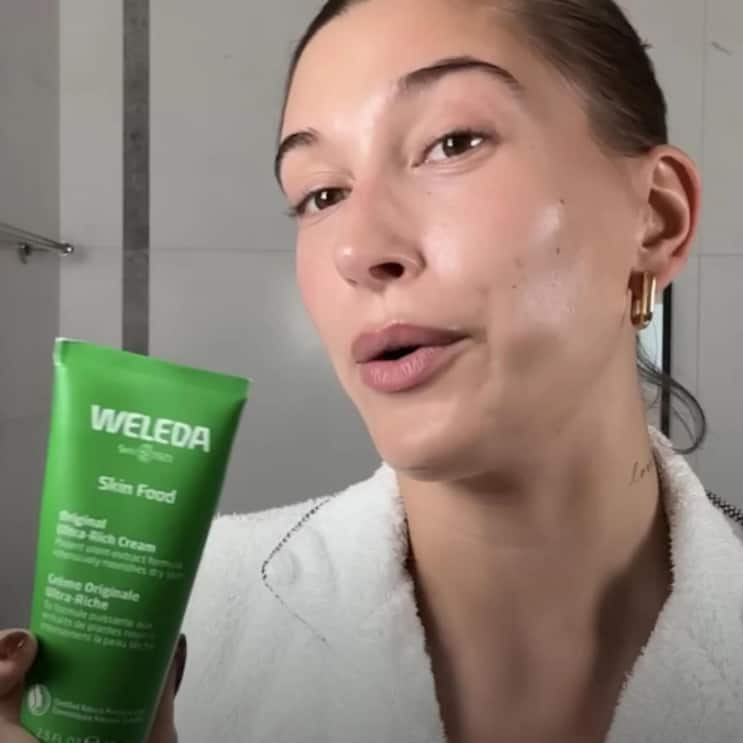 <p>Auch Hollywoodschönheit Hailey Bieber verleiht der Traditionsmarke Glanz und Glamour.</p>