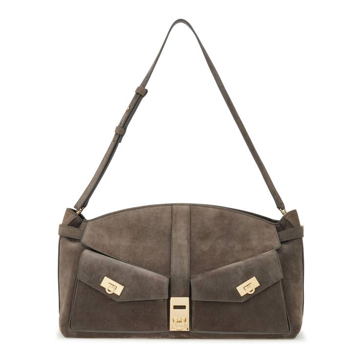 <p>Die Tasche Hug Multipocket von Ferragamo ist in jedem Fall zum Umarmen, auch als Clutch, und im besten Fall ein ständiger Begleiter. In Wildleder verströmt sie coole Seventies–Vibes.</p>