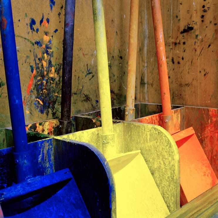 blaue, gelbe und orange Farbe für die Produktion in der Fabrik von Caran d'Ache