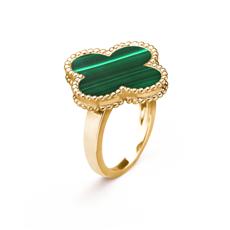 «Alhambra», 1968 eingeführt, gehört zum Unverkennbaren von Van Cleef & Arpels. Das vierblättrige Kleeblatt gibt es in allen möglichen Schmuckvarianten, hier als Goldring mit ­Malachit. 4250 Fr.