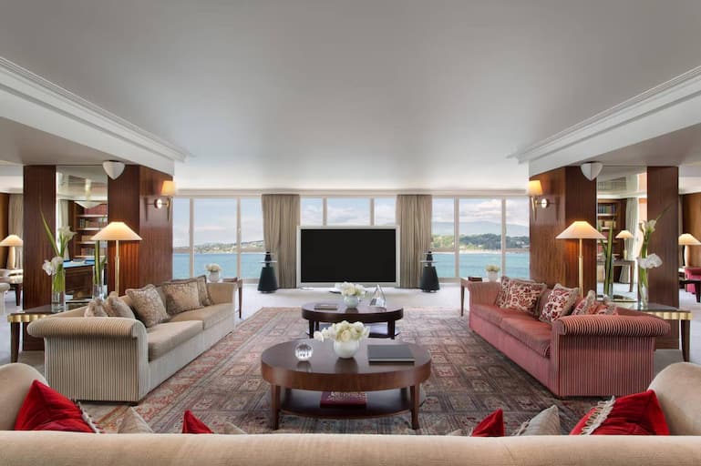 Die Suite besticht mit einer Sicht auf den Genfersee.