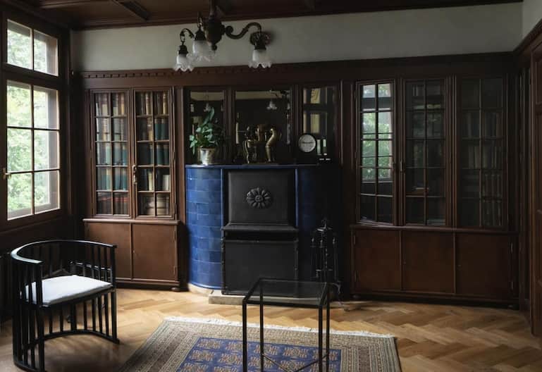 Die Villa hat 13 Zimmer auf drei Stockwerken.