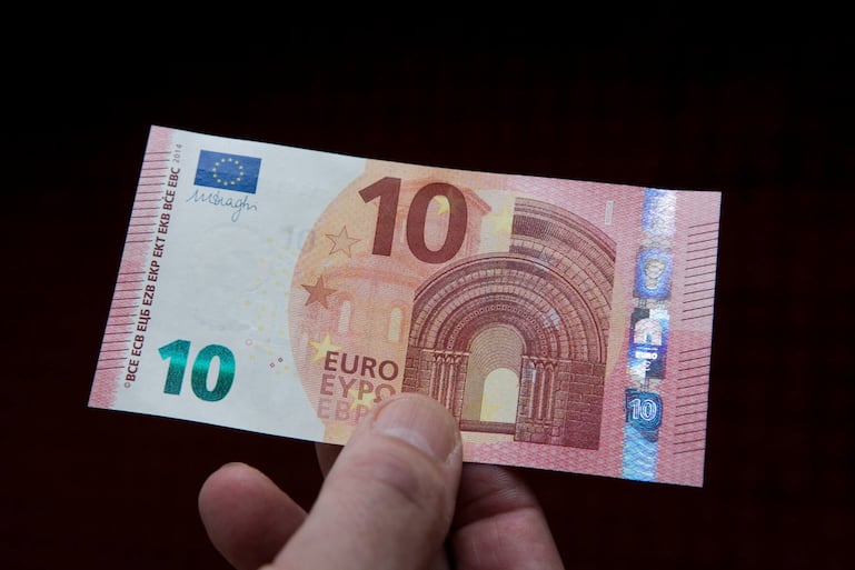 GERMANY, COLOGNE - SEPTEMBER 17:Â Our picture shows the new 10 Euro banknotes, on September 17, 2014 in Co0logne, Germany. (Photo by Ulrich Baumgarten via Getty Images)