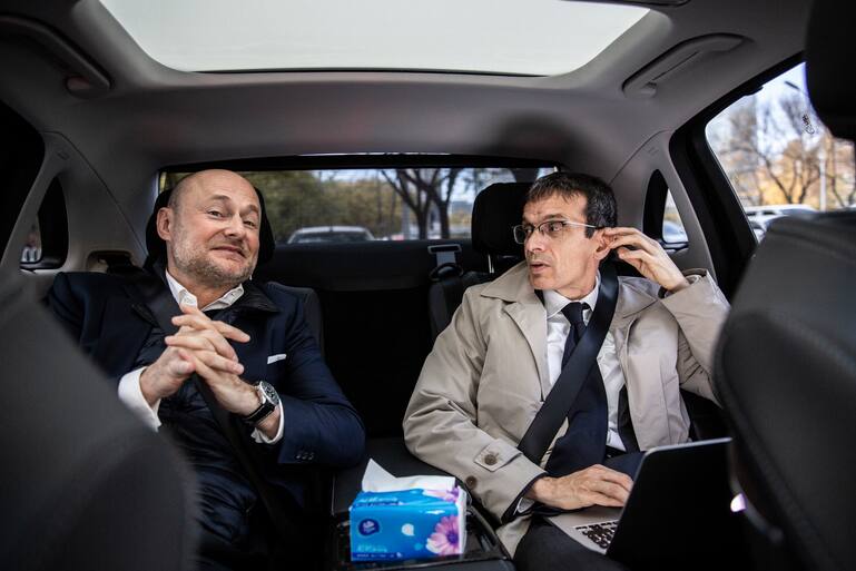 PEKING, CHINA, 20.11.2018 - Georges Kern, CEO von Breitling, fotografiert in Peking, China. Im Bild zusammen mit Reporter Peter Hossli. PHOTO BY PASCAL MORA
