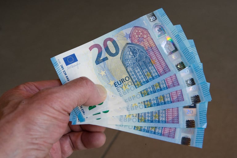GERMANY, FRANKFURT - MARCH 04: Presentation of the new 20 Euro banknotes at the German Federal Bank in Frankfurt. Our picture shows the new 20 Euro banknotes, on March 04, 2015 in Frankfurt, Germany. (Photo by Ulrich Baumgarrten via Getty Images)