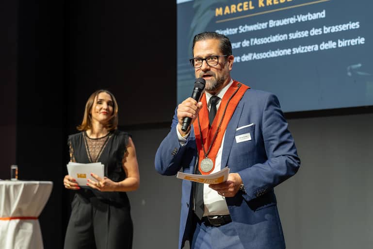 Gastgeber mit Bierorden: Marcel Kreber, Direktor des Bierbrauerverbandes