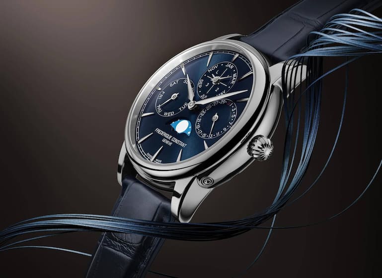 Die Uhr gibt es auch mit blauem Zifferblatt.