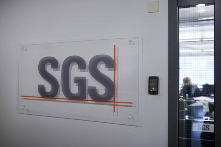 Das Logo des Warenpruefkonzerns SGS, aufgenommen am 16. April 2010 in der Firmenniederlassung in Zuerich. (KEYSTONE/Gaetan Bally)