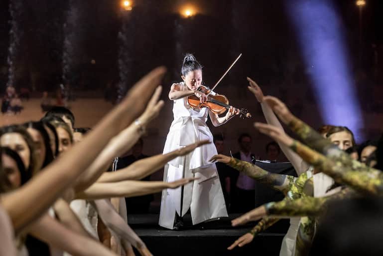 Pauchi Sasaki ist der Star des Abends. Für ihre Uraufführung arbeitete sie mit dem Athener Frauenchor zusammen.