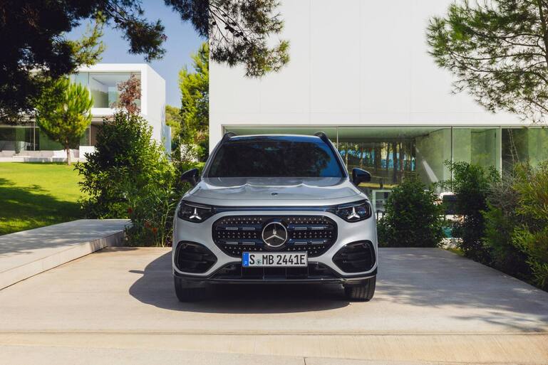 Mercedes bietet auch den beliebten Kompaktklasse-Wagen GLB aufgefrischt an. Die Modelloffensive soll die Absätze dieses Jahr wieder ankurbeln.