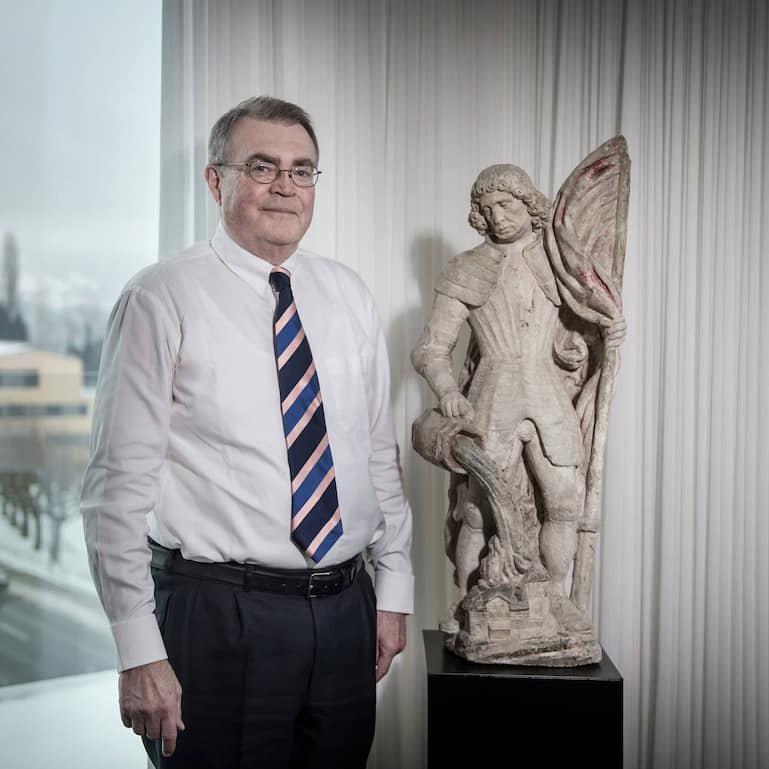 Alfred Schindler mit einer Statue des heiligen Florian am Sitz der Schindler holding in Hergiswil. NÃHERE ANGABEN DAZU WEISS AUTOR ROMAN SCHENKEL ... Das Bild entstand am Donnerstag, 19. Januar 2017(Pius Amrein / Neue LZ)Wirtschaft, Steuern, Lift, AufzÃ¼ge, Lifte, Fahrstuhl, FahrstÃ¼hle