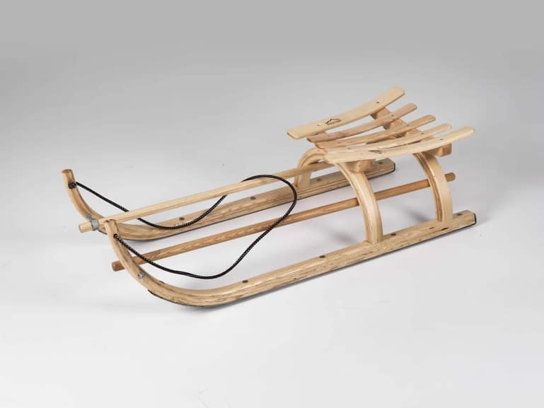 Für den Designfreak Modell: Beggrieder Rodel Hersteller: Ambauen Treppen AG Herkunftsort: Beckenried NW Preis: 490 Franken Webpage: holzschlitten.ch