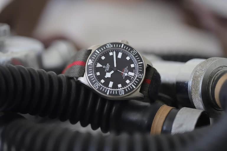 Die Schwestermarke von Rolex hat 2012 mit den Taucheruhrenfamilien Black Bay und Pelagos den Grundstein für ein beispielloses Comeback gelegt, die Pelagos FXD wurde mit Blick auf die militärischen Modelle der Genfer Uhrenmarke 2021 eingeführt.
