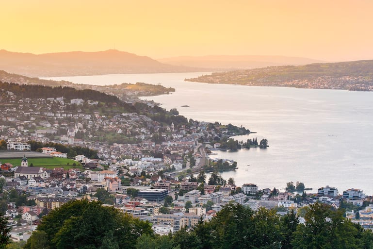 D'une manière générale, les communes situées au bord du lac de Zurich occupent toujours les premières places du classement.