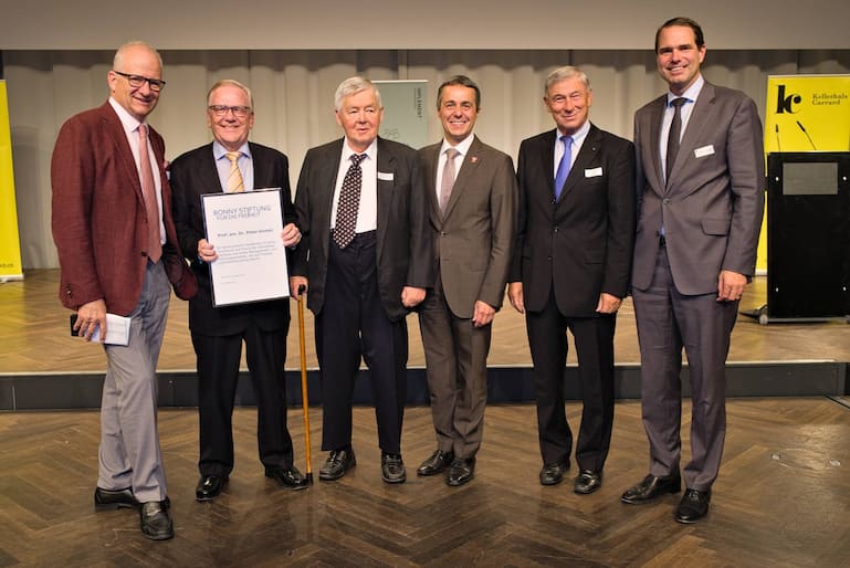 Etienne Jornod, Bonny Preis für die Freiheit; Peter Gomez, Preisträger; Jean-Pierre Bonny, Preis Stifter; Ignazio Cassis, Bundesrat; Gerold Bührer, Bonny Preis für die Freiheit; Beat Brechbühl, Kellerhals Carrard