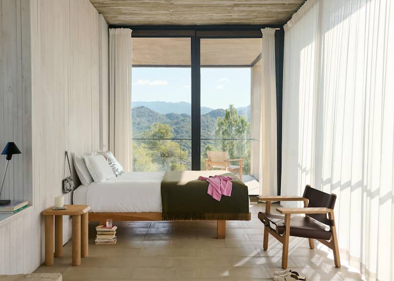 In sommerlichen Schlafzimmern verbindet sich Leichtigkeit mit Frische, Eleganz und formschönen, schlichten Möbeln.&nbsp;www.fredericia.com
