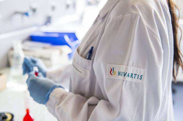 Une personne travail dans un laboratoire, durant une visite des lieux lors l'inauguration de la nouvelle unite de Recherche et de Developpement de Novartis sur le site de  Prangins, pres de Nyon, ce vendredi 19 octobre 2012. (KEYSTONE/Yannick Bailly)