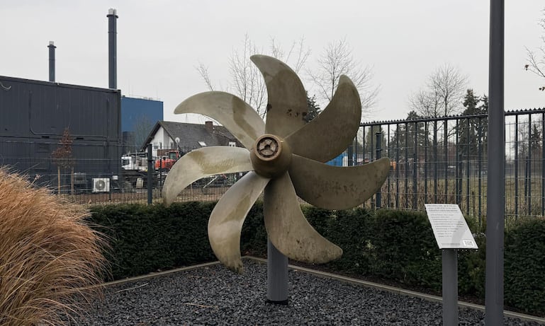 Mit der Ausserdienststellung der drei U-Boote konnte Sinn nicht nur das Basismaterial für die Uhrengehäuse kaufen, vor dem Firmensitz in Frankfurt steht nun auch der Propeller aus Schiffsbronze des 48,6 Meter langen U-Boots U15.