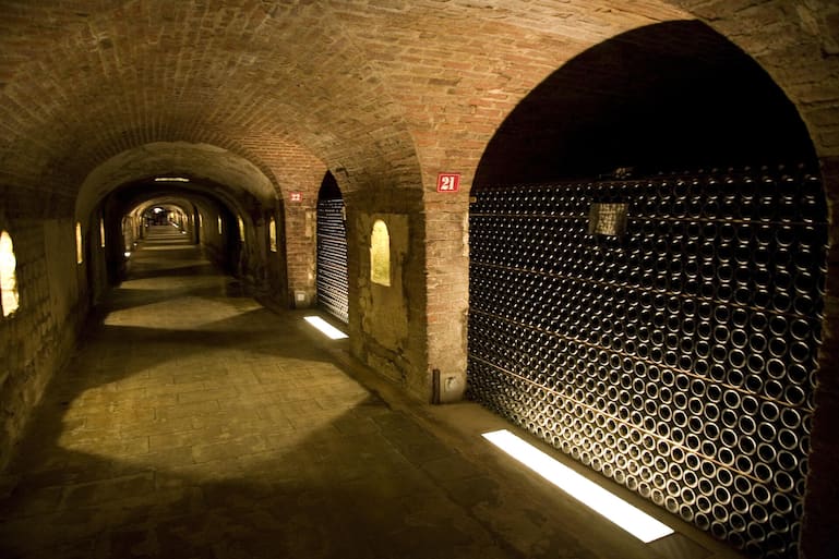 Champagnerflaschen «sur latte» in den Kellergewölben von Moët & Chandon.