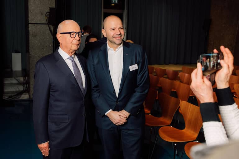 Klaus Schwab, Gründer World Economic Forum; Christos Triantafyllidis, Cornèrtrader.