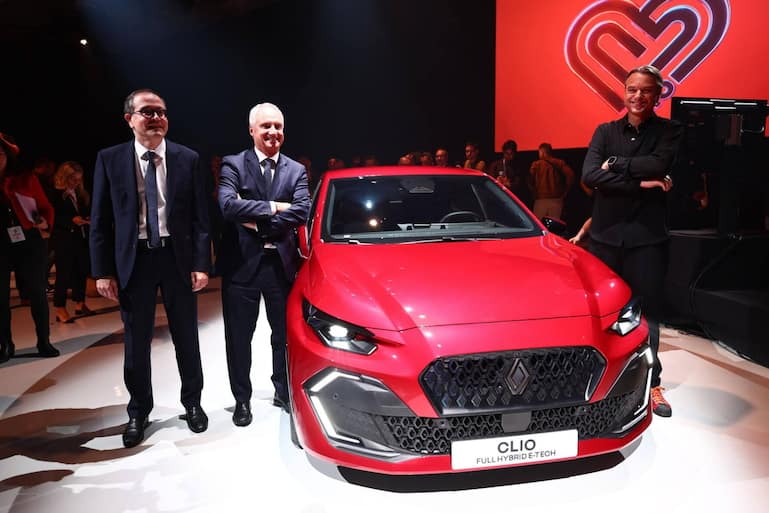 Renaults Konzernchef François Provost (links), Markenchef Fabrice Cambolive (Mitte) und Chefdesigner Laurens Van Den Acker (rechts) posieren stolz vor der sechsten Auflage des Clio auf der IAA.
