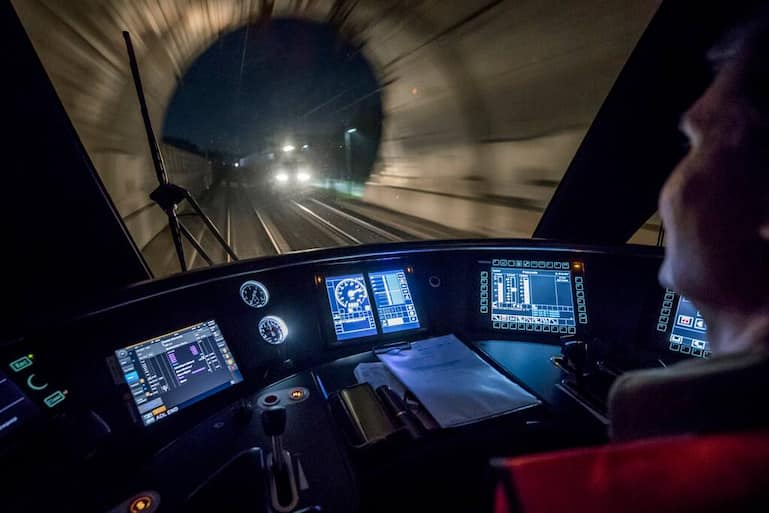 Der Lokführer kontrolliert dabei nur noch die Abläufe und die tadellose Funktion der Systeme, ähnlich wie Piloten in einem Flugzeug-Cockpit.