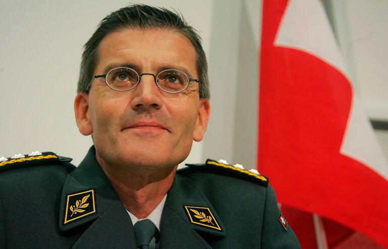 Roland Nef zieht eine mehrheitlich positive Bilanz seines ersten halben Amtsjahres als Chef der Armee, an einer Medienkonferenz am Freitag 27. Juni 2008 in Bern. (KEYSTONE/Marcel Bieri)