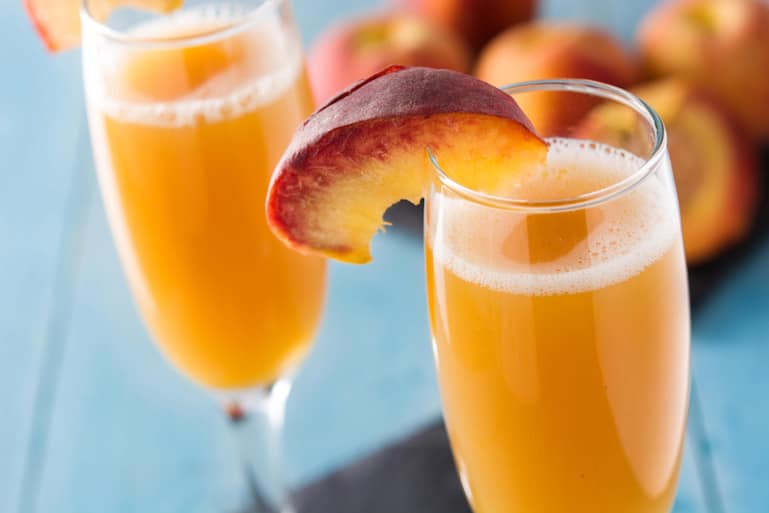 Ein grosser Cocktail-Klassiker, gemixt aus weissem Pfirsich und Schaumwein – so schmeckt Sommer!