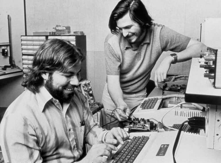 Apple Computer wurde 1976 von Steve Jobs (links), Steve Wozniak (rechts) und Ronald Wayne (nicht im Bild) in der Garage von Jobs Eltern gegruendet. (KEYSTONE/APPLE)