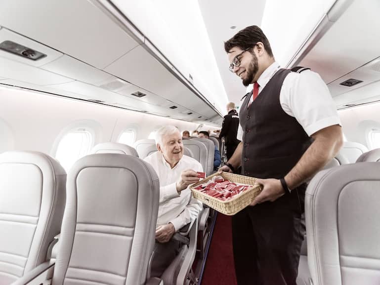 Martin Ebner waehrend eines Fluges zwischen Zuerich Kloten und Bremen mit einem neuen Flugzeug des Types Embraer E190-E2 der Helvetic Airways, am Freitag 8. November 2019.Bild: Michael Buholzer