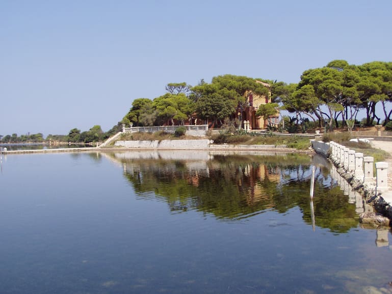 Ist es die renovierungsbedürftige Villa? Oder das seichte Wasser?