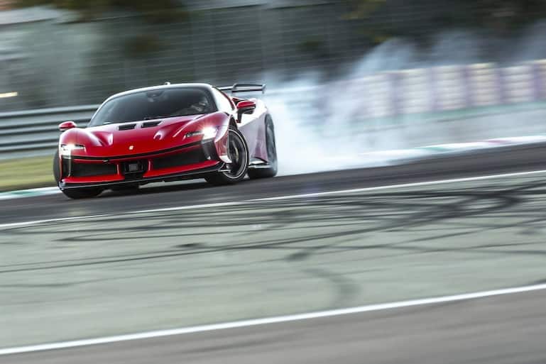Ein Ferrari SF 90XX Stradale auf der Ferrari-Rennstrecke in Fiorano.