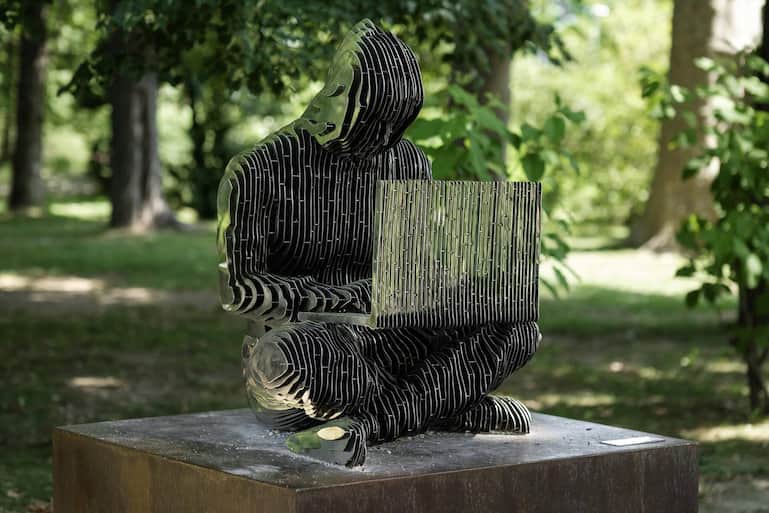Statue zu Ehren von Bitcon-Gründer Satoshi Nakamoto in Lugano. Gespendet von Tether, geschaffen von Devasinis Partnerin.