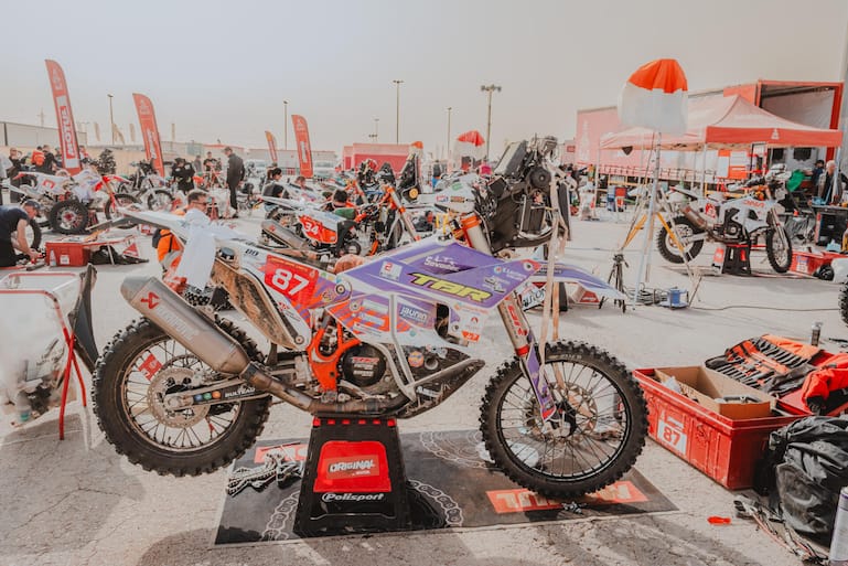 «Original by Motul» – ein Bike, ein Fahrer, eine Kiste. Die härteste Kategorie an der Rallye Dakar.