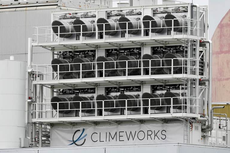 Climeworks Anlage auf dem Dach der Muellverwertungsanlage der Kehrrichtverbrennungsanlage Zuercher Oberland in Hinwil am Freitag, 9. Juni 2017. Erstmals wird CO2 in kommerziellem Massstab aus der Luft gefiltert und als Rohstoff verwendet. Das Zuercher Jungunternehmen Climeworks hat in Hinwil eine Anlage eroeffnet, die jaehrlich 900 Tonnen CO2 gewinnt. (KEYSTONE/Walter Bieri)