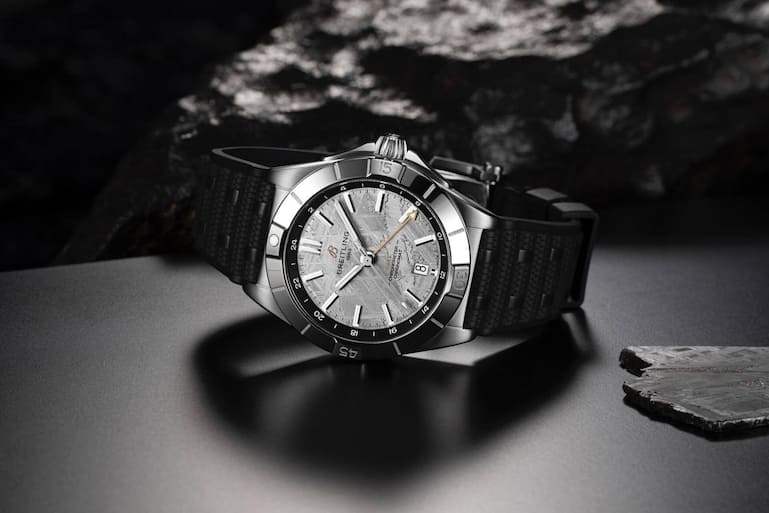 Chronomat Automatic GMT: Gehäuse: 40 mm, Edelstahl mit Platinlünette Kaliber: Breitling 32 Gangreserve: ca. 42 h Preis: mit Kautschukband 9500 Fr., mit Stahlband 9800 Fr.