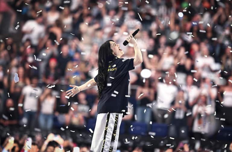 Die Sängerin Billie Eilisch bei ihrem Konzert in London 2025.