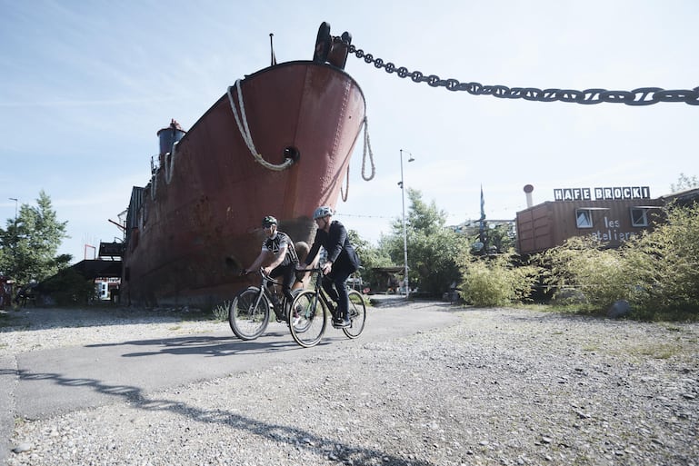Schiff ahoi: Im Hintergrund das Leuchtturmschiff «Gannet 1954» im Holzpark Klybeck.